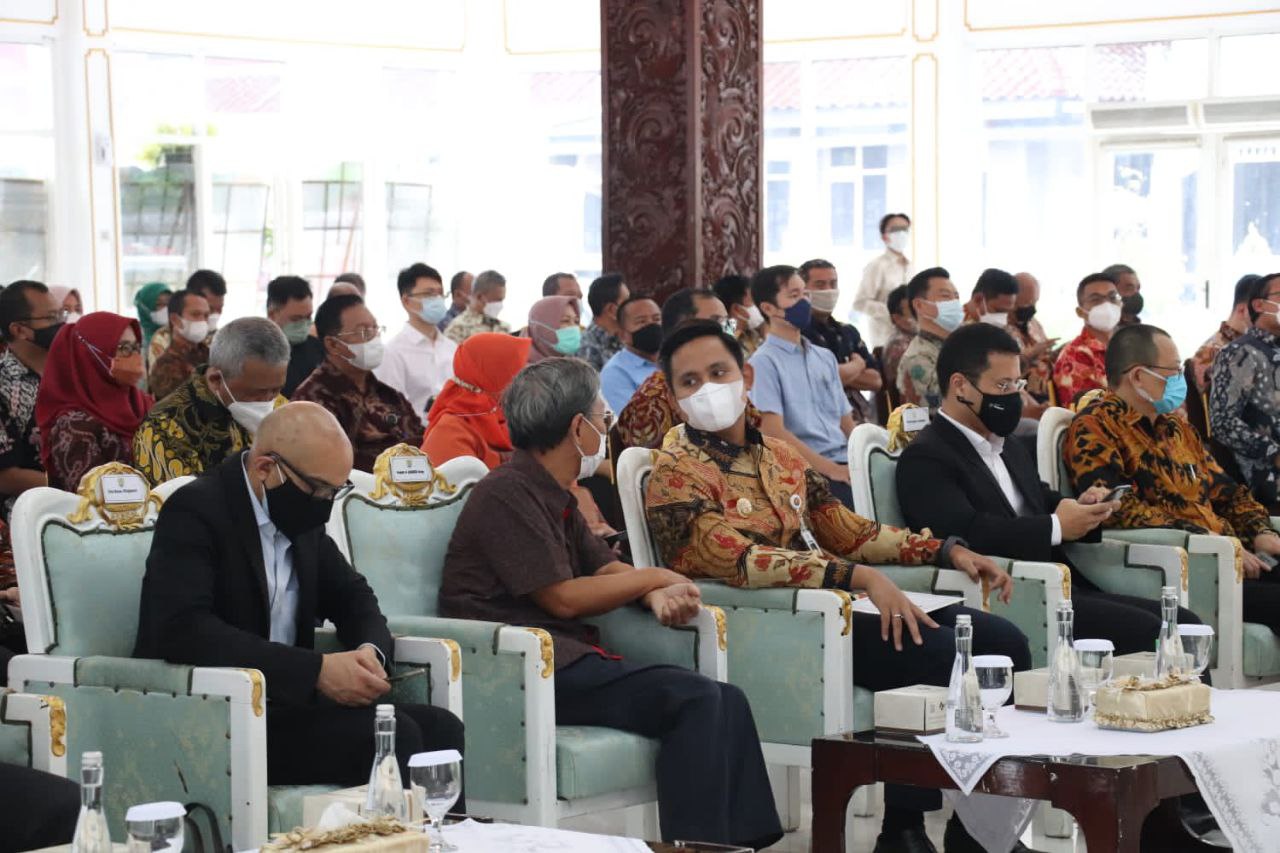 Bupati Kendal Lakukan MoU Dengan Menteri Pembangunan Nasional Singapura tentang Penyediaan, Penyiapan dan Penyaluran Tenaga Kerja Kompeten di KIK