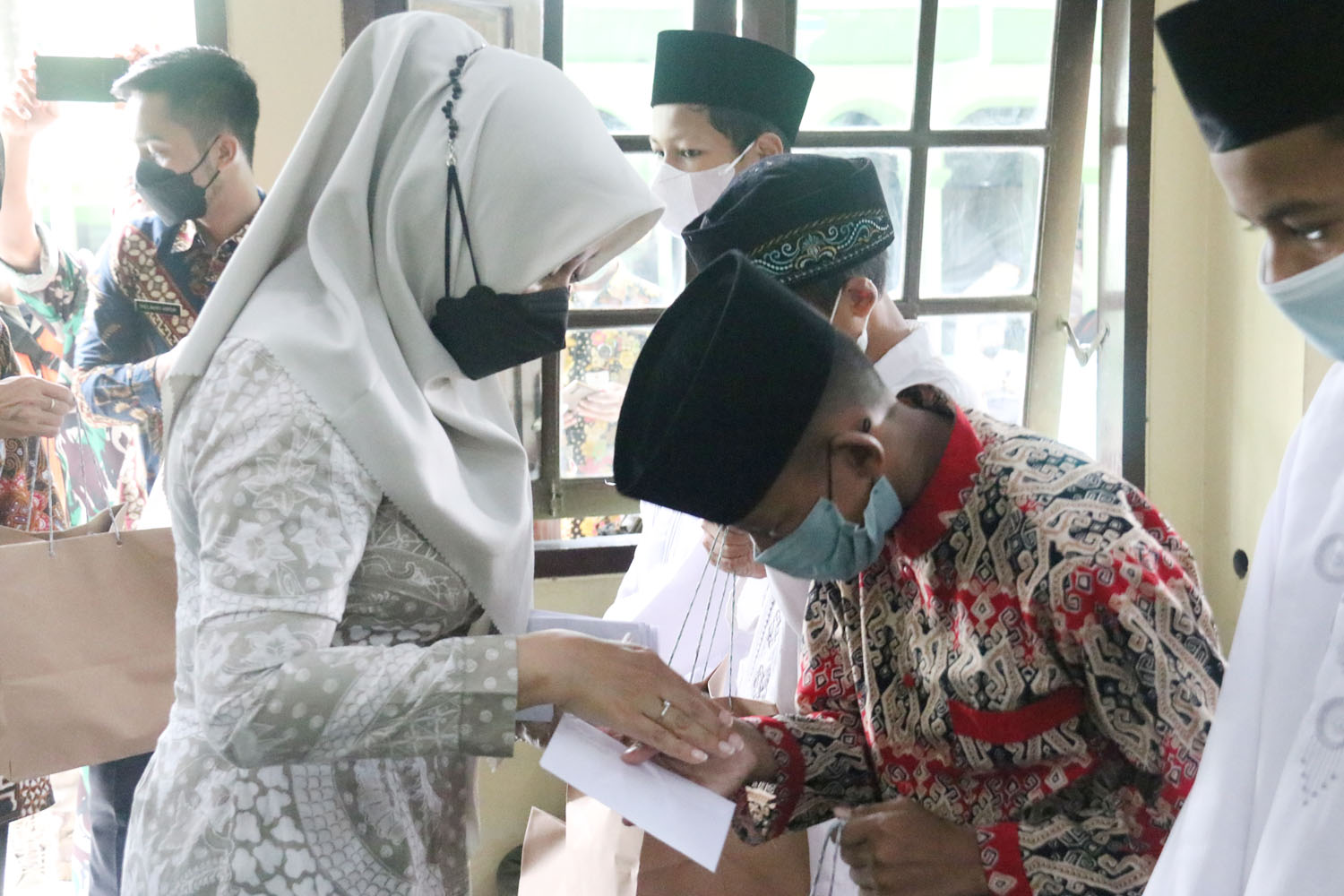 Bupati Mojokerto Serahkan Santunan Ke 314 Anak Yatim di Wilayah Mojosari