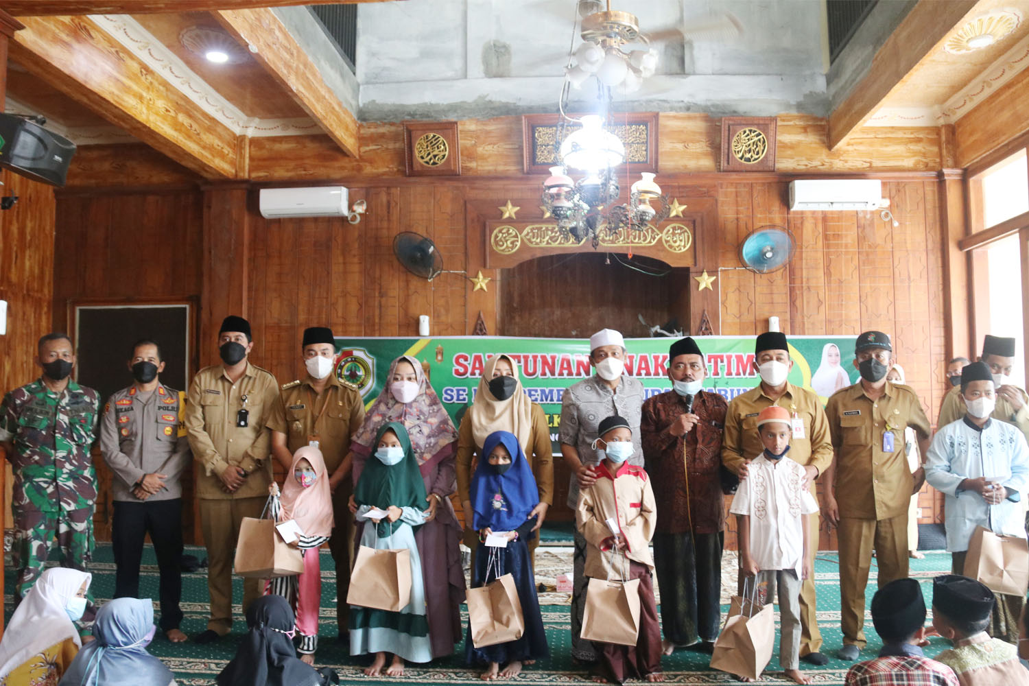 Rangkaian Safari Ramadhan, Bupati Mojokerto Serahkan Santunan di LKSA Ismul Haq