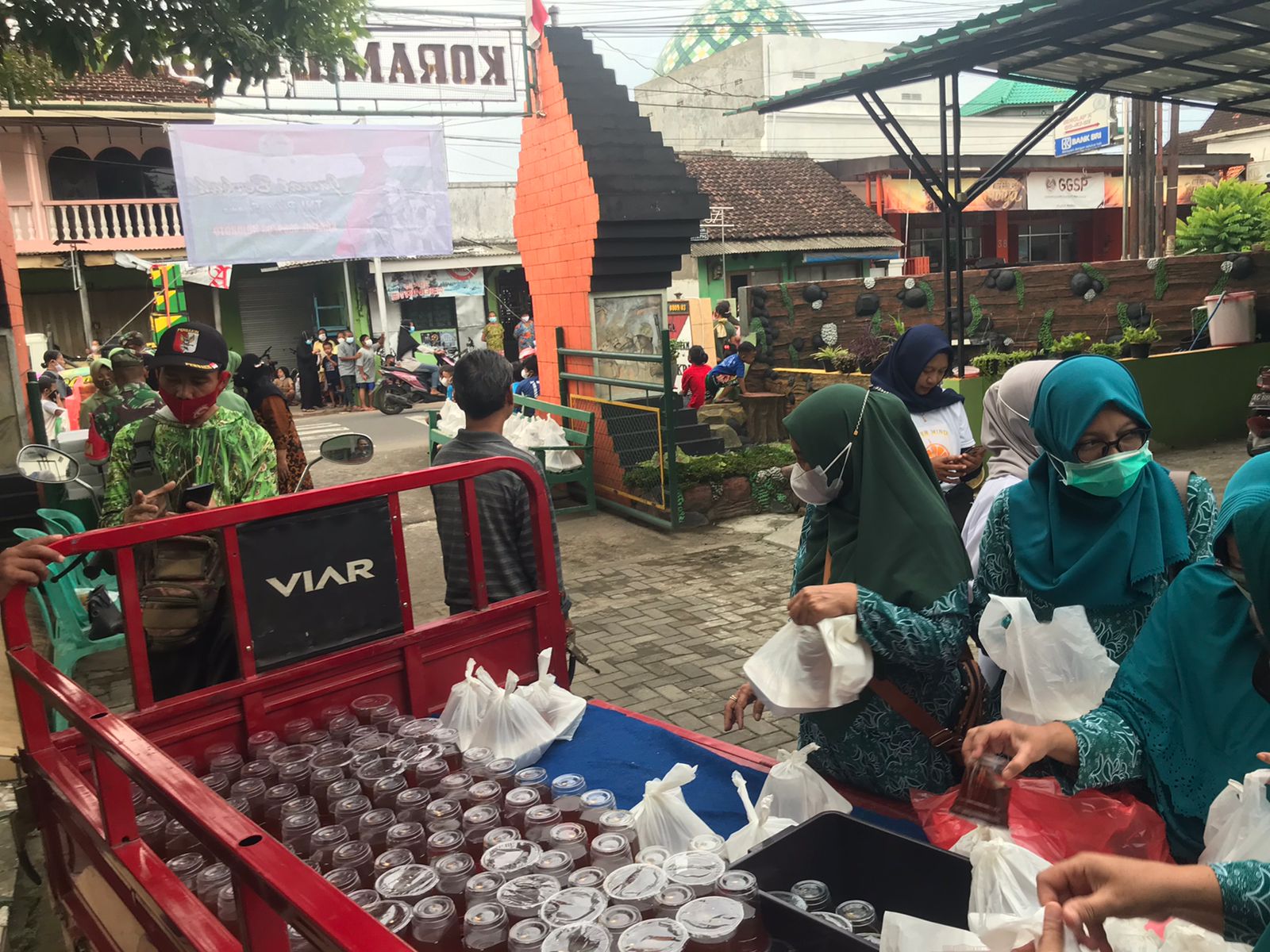 Giat Bagi Takjil Koramil 03 Bersama Ibu PKK Kecamatan Mojoroto