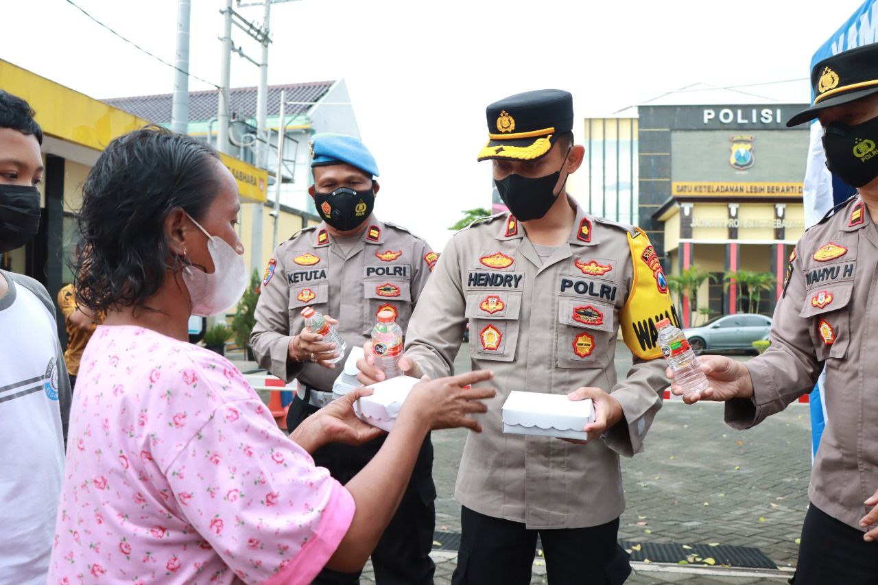 Kompol Hendry Ibnu Indarto, S.H., S.I.K., M.Si. dan Pejabat Utama Polres Kediri Berbagi Berkah di Hari Ke-2 Bulan Ramadhan Kepada Masyarakat