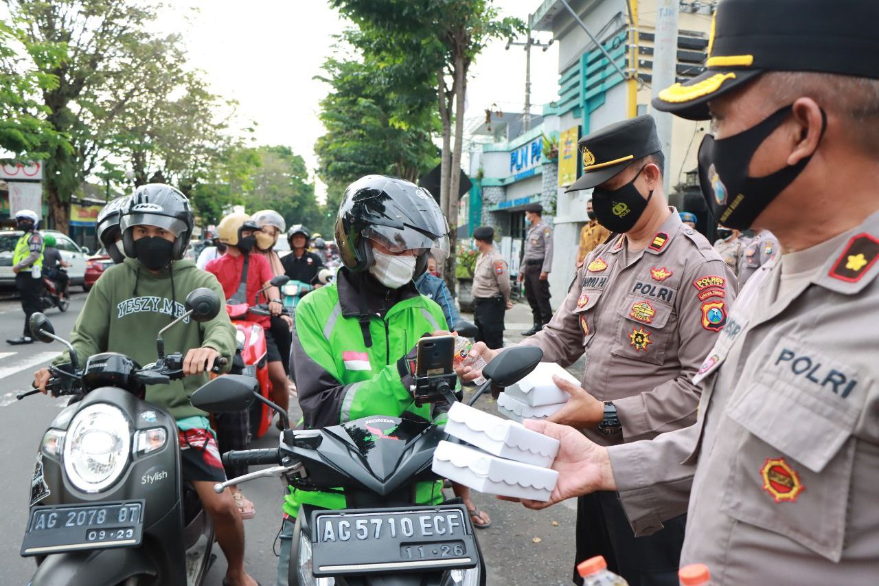 Kompol Hendry Ibnu Indarto, S.H., S.I.K., M.Si. dan Pejabat Utama Polres Kediri Berbagi Berkah di Hari Ke-2 Bulan Ramadhan Kepada Masyarakat