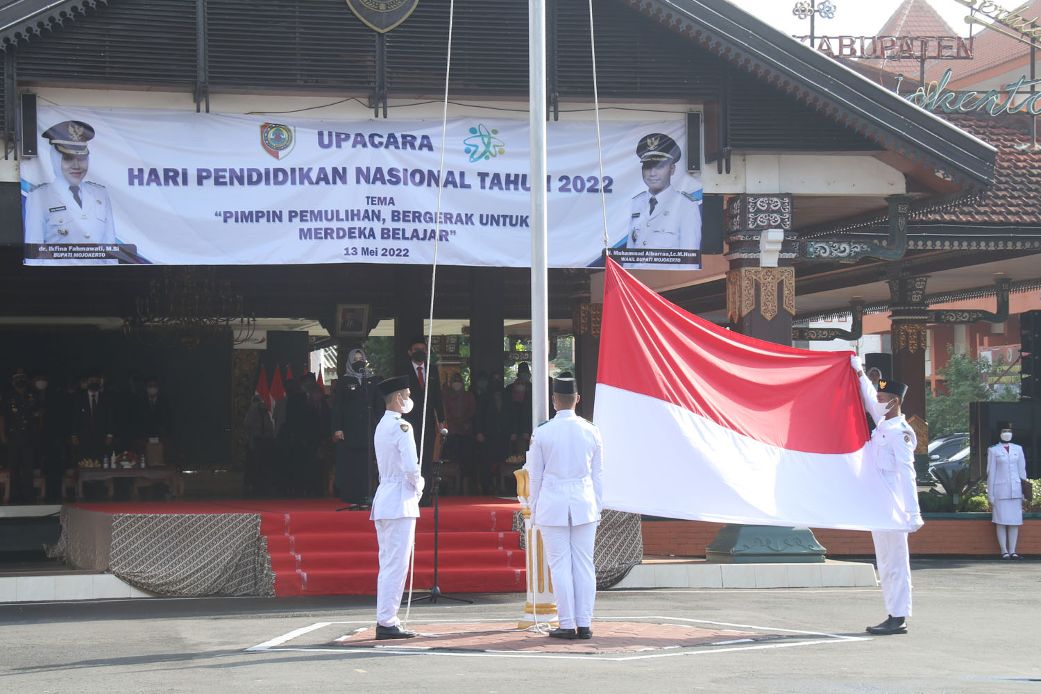 Peringatan Hardiknas, Pemkab Mojokerto Gelar Upacara Bendera