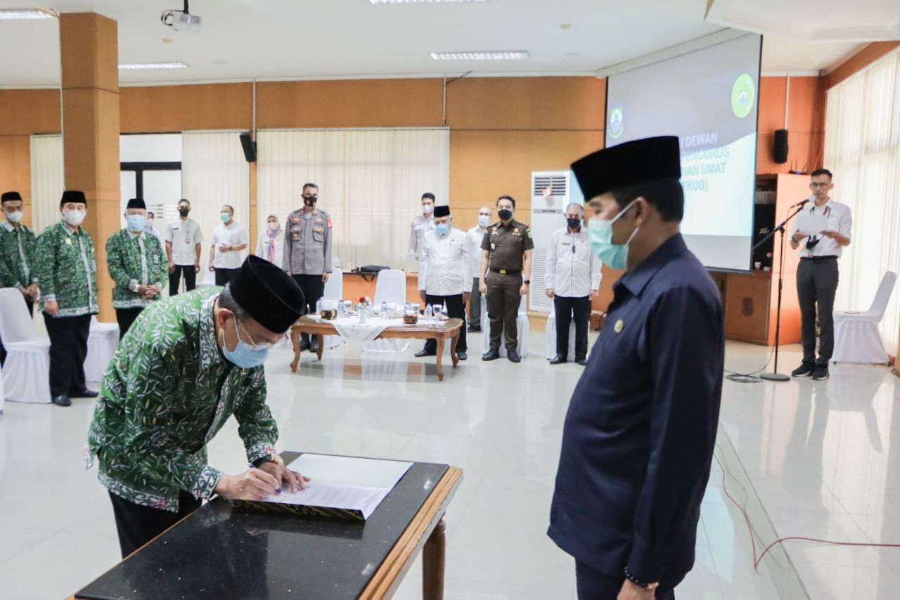 Ngatiyana Kukuhkan Pengurus Dan Dewan Penasehat FKUB Kota Cimahi