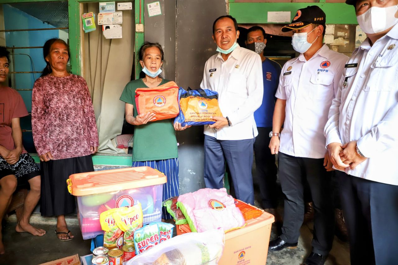 Pemkot Cimahi Beri Bantuan Rutilahu Pada Ibu Rokayah Warga Kelurahan Citeureup