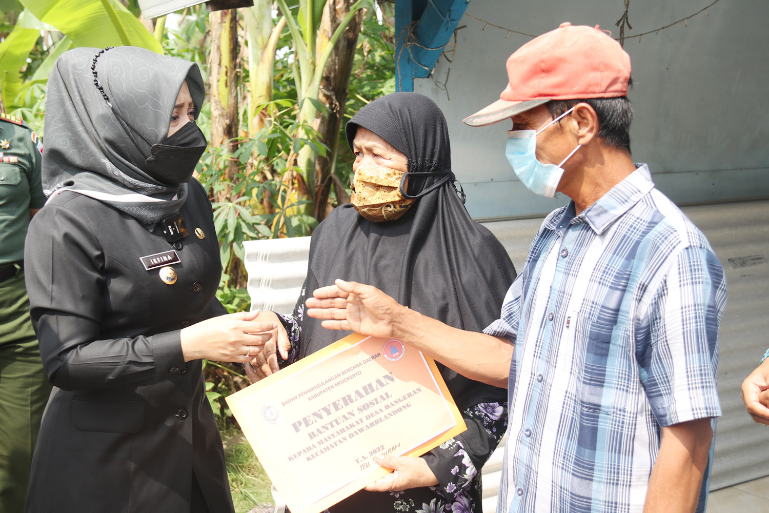 Bupati Mojokerto Serahkan Bantuan untuk Warga Terdampak Angin Kencang