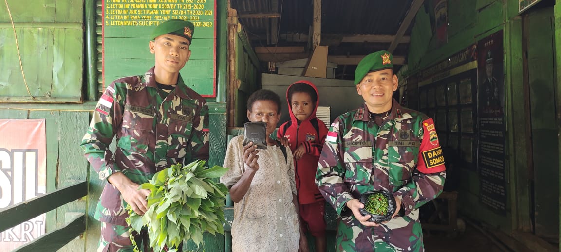 Unik, Masyarakat Barter Hasil Kebunnya Dengan Satgas Pamtas Yonif 126/KC