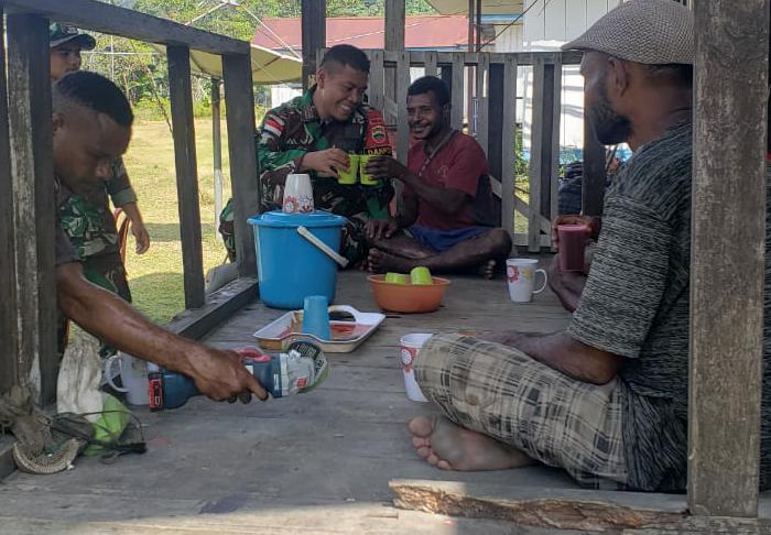 Duduk Santai, Personel Satgas Yonif 126/KC Minum Kopi Bersama Masyarakat Perbatasan