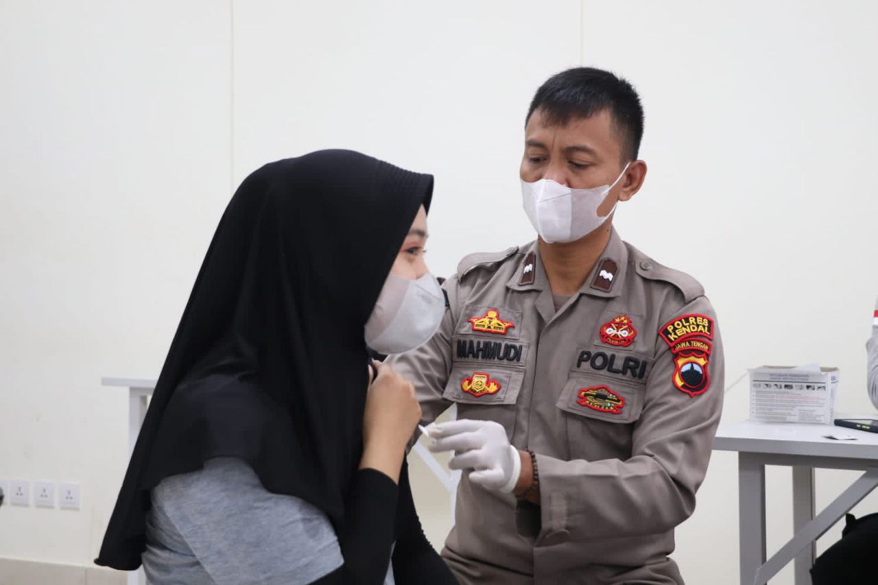 Rayakan HUT Ke-76 Bhayangkara, Polres Kendal Gelar Vaksinasi Booster Di PT Eclat Textile International