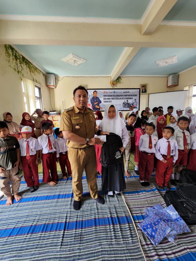 Peduli Wajib Belajar 9 Tahun, Kades Gondowido Ngebel Serahkan Beasiswa Anak Sekolah