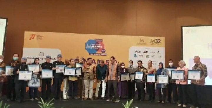 Pemkot Cimahi Raih Penghargaan Public Service Of The Year Jawa Barat 2022 Dari MarkPlus Inc.