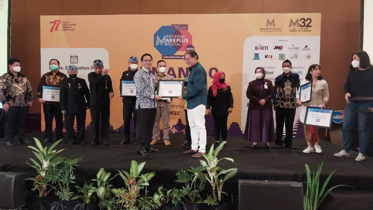 Pemkot Cimahi Raih Penghargaan Public Service Of The Year Jawa Barat 2022 Dari MarkPlus Inc.