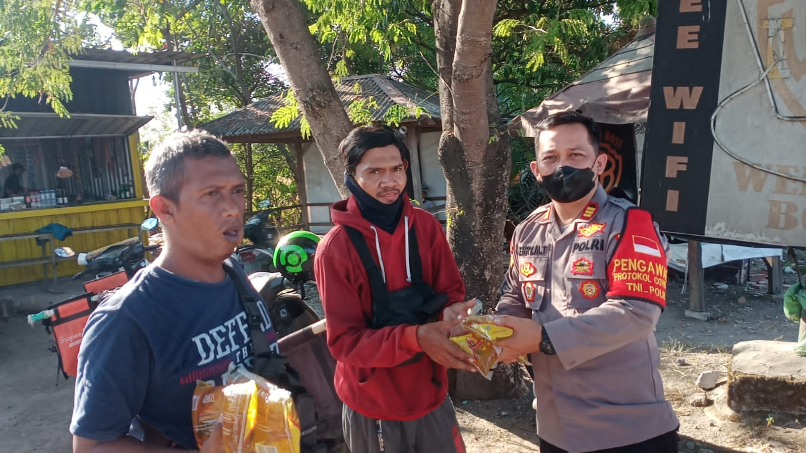 Peduli Ojol, Kapolsek Driyorejo AKP Herry Moriyanto Tampake Bagikan Minyak Goreng