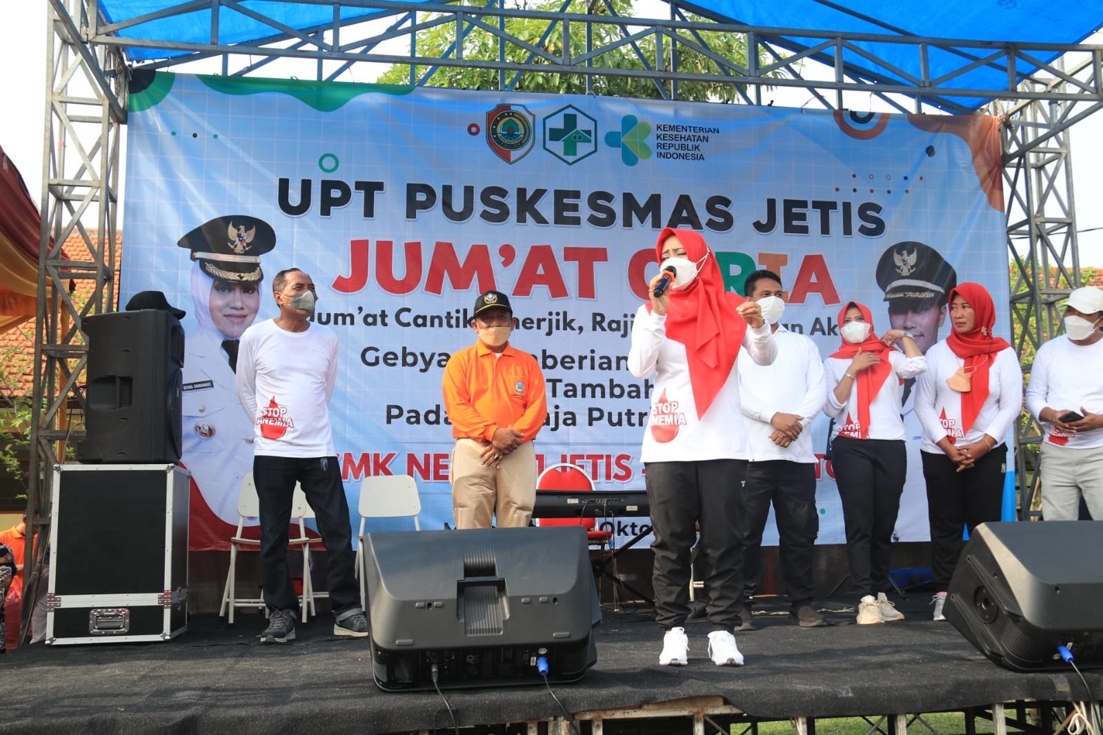 Bupati Mojokerto Ajak Siswi SMKN 1 Jetis Minum TTD