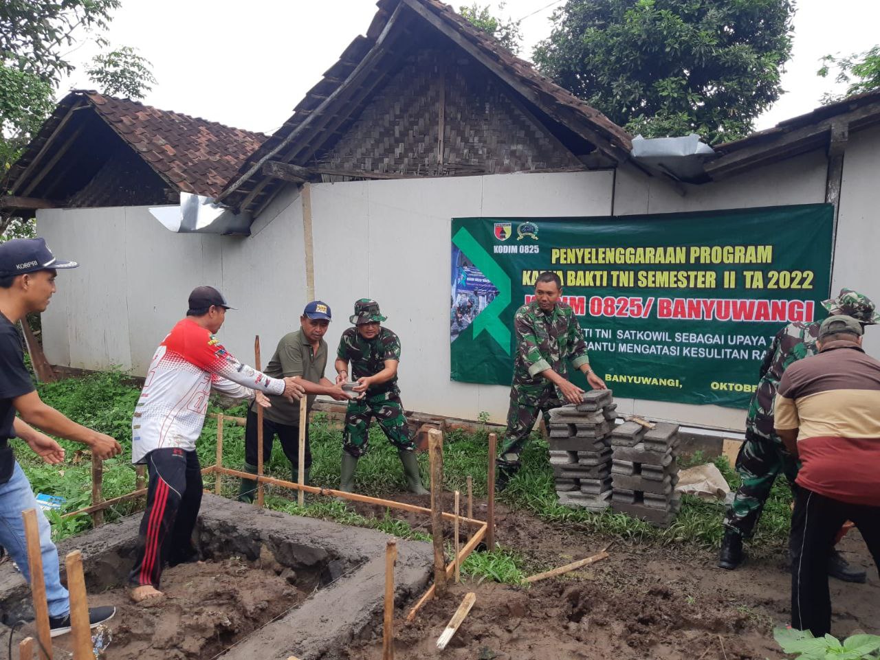 Karya Bakti Di Laksanakan Kodim 0825 Untuk Atasi Kesulitan Warga