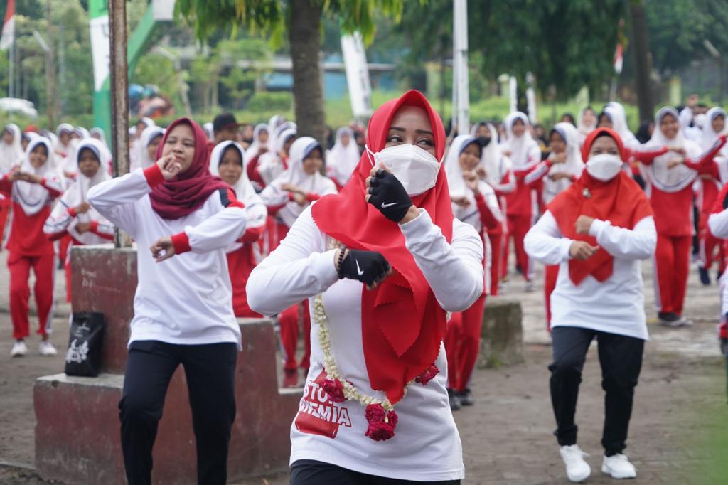 Bupati Ikfina Galakkan Sosialisasi TTD, Sasar Siswi MA Darul Ulum Jetis