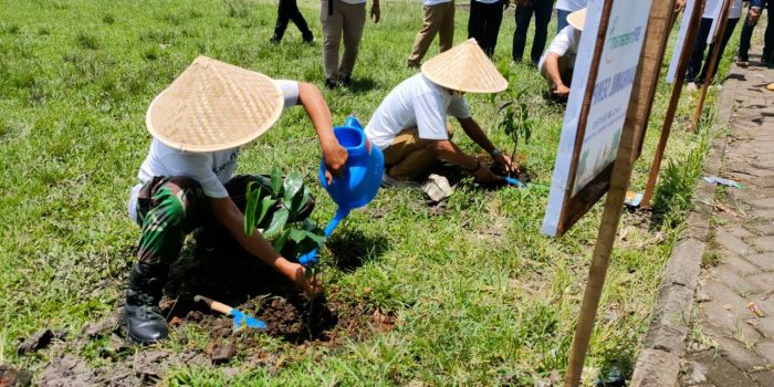 Danramil 0825/19 Sempu Beserta Camat Sempu Hadiri Penghijau RTH Gendoh Oleh Bank BRI