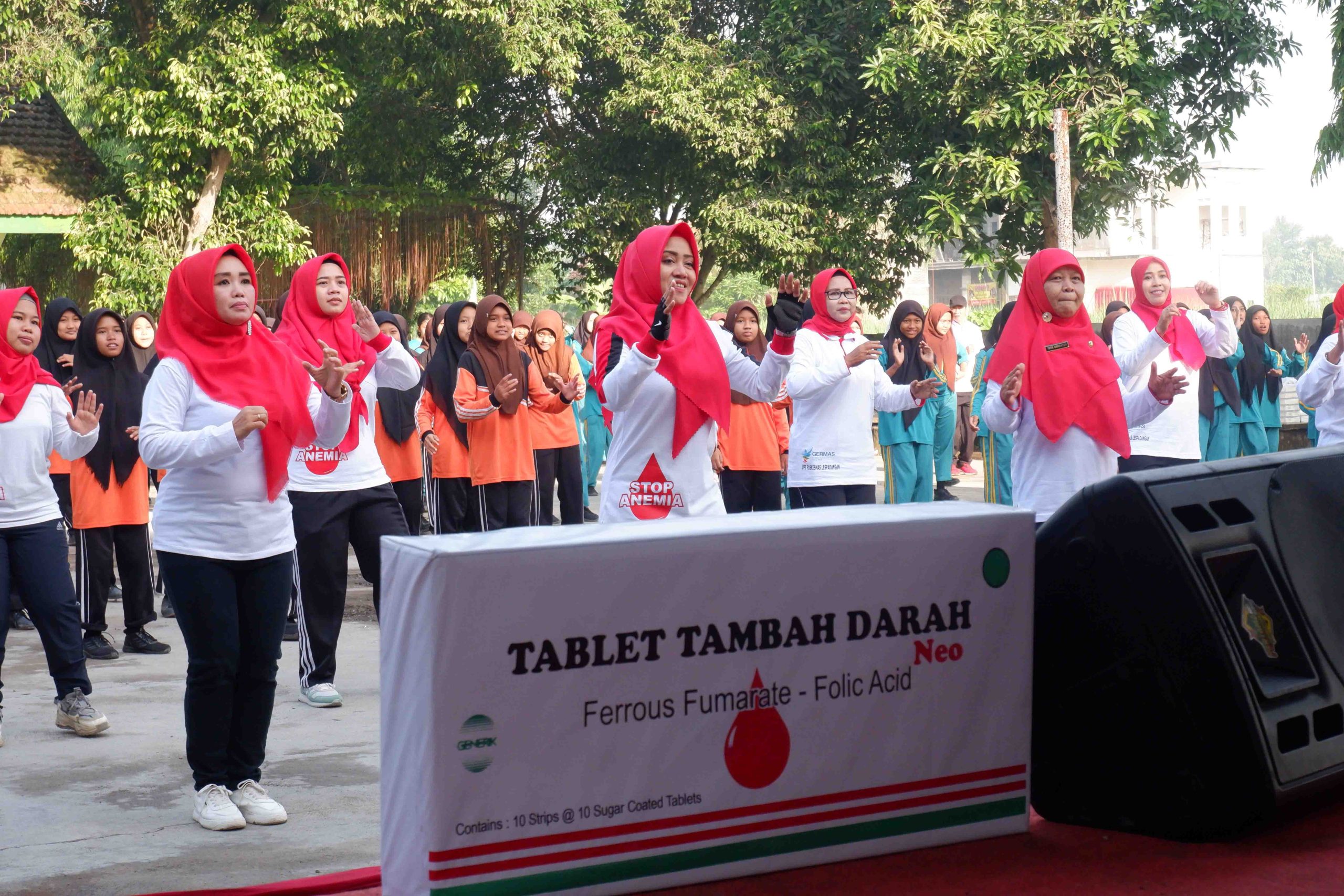 Cegah Anemia Pada Rematri, Bupati Ikfina Ajak Siswi SMPN 2 Gedeg Minum TTD