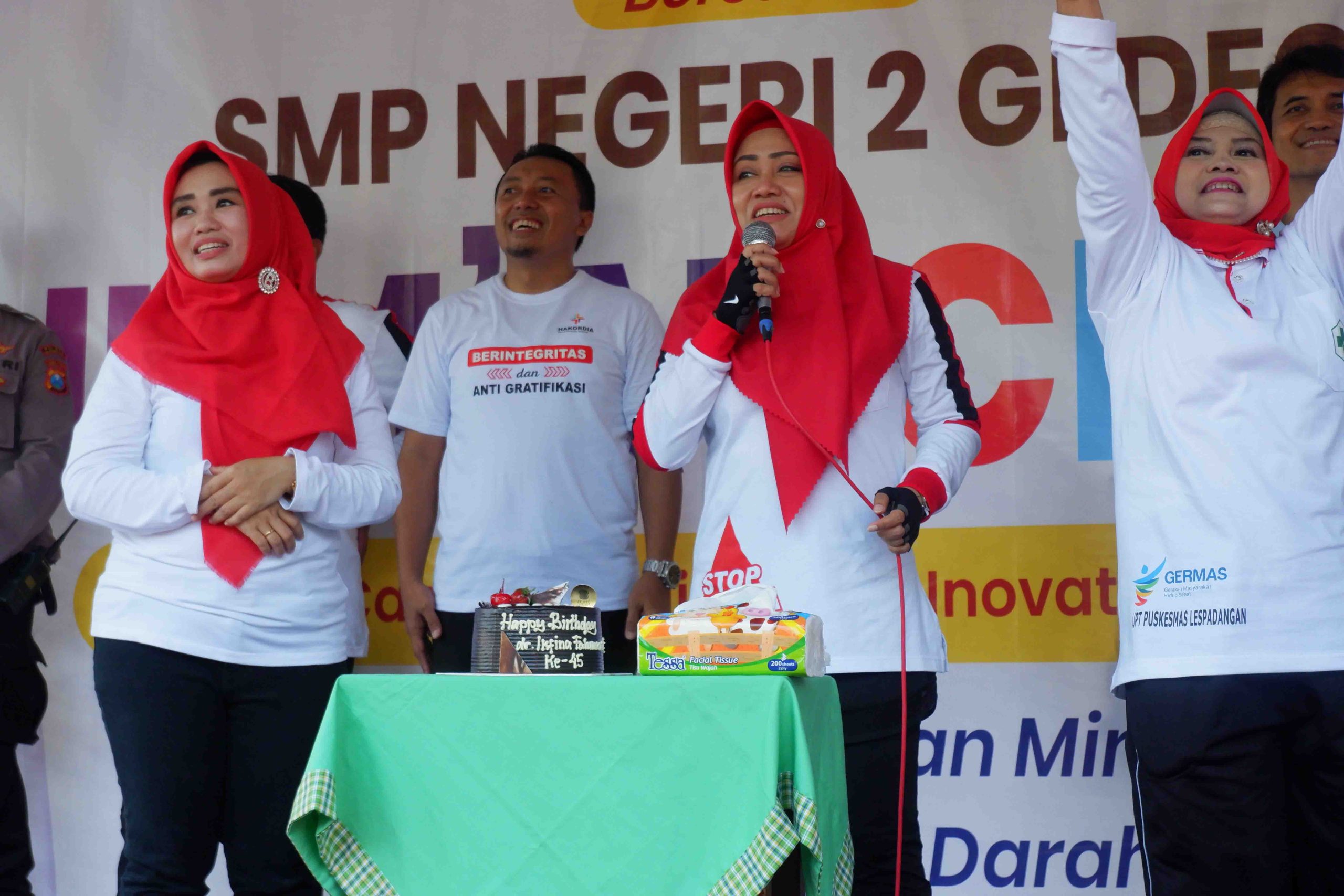 Cegah Anemia Pada Rematri, Bupati Ikfina Ajak Siswi SMPN 2 Gedeg Minum TTD