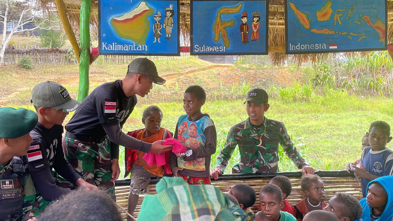 Keceriaan Anak-Anak Distrik Malagay Bersama Satgas YonifMekanis 203/AK