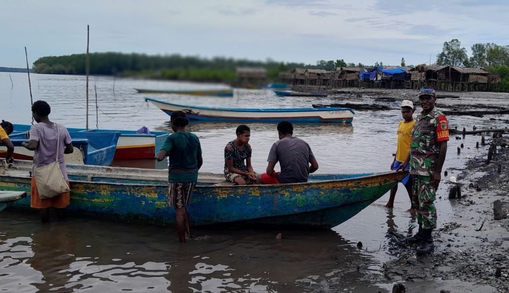 Komsos Dengan Nelayan, Babinsa Koramil 07/Mapurujaya Himbau Waspada Saat Melaut