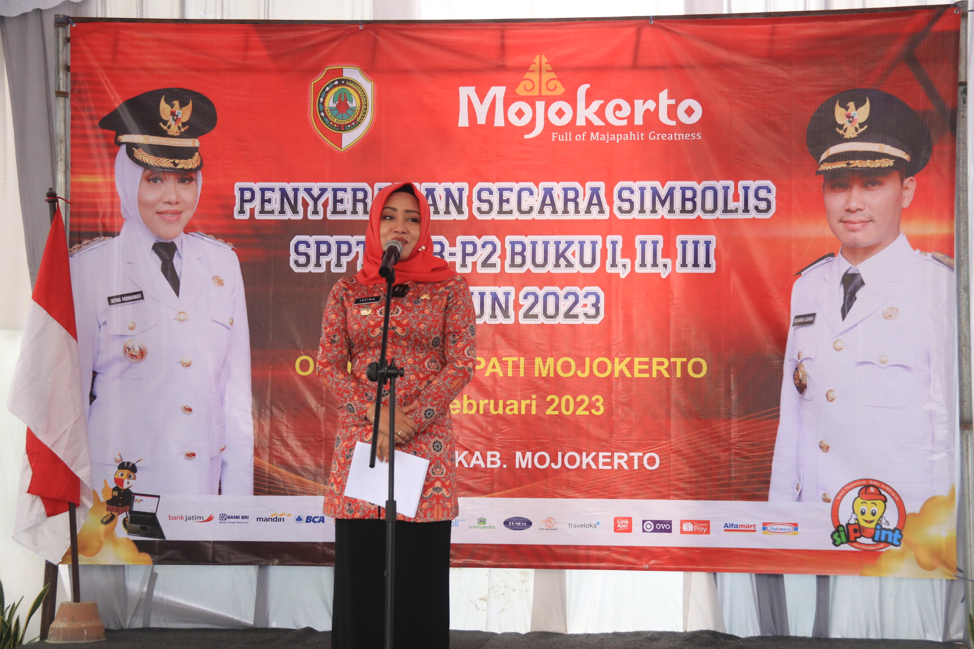 Serahkan SPPT-PBB P2 Kecamatan Pungging Tahun 2023, Bupati Ikfina Ajak Masyarakat Tertib Bayar Pajak