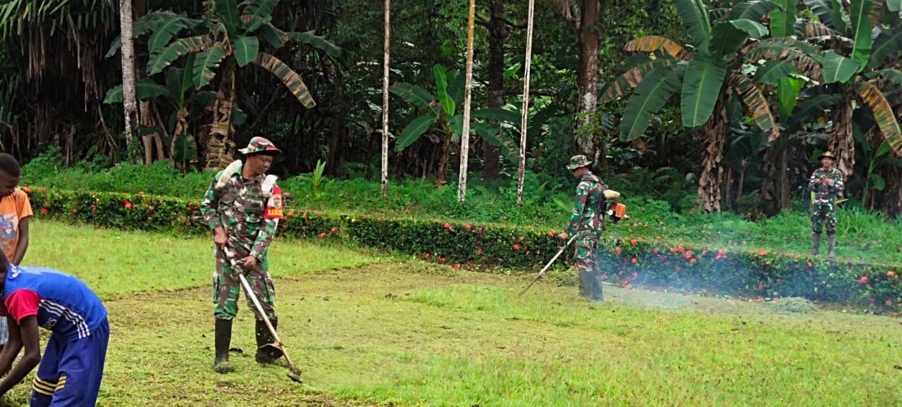 Babinsa Posramil Jita Bersama Warga Laksanakan Kerja Bakti Bersihkan Lingkungan Gereja