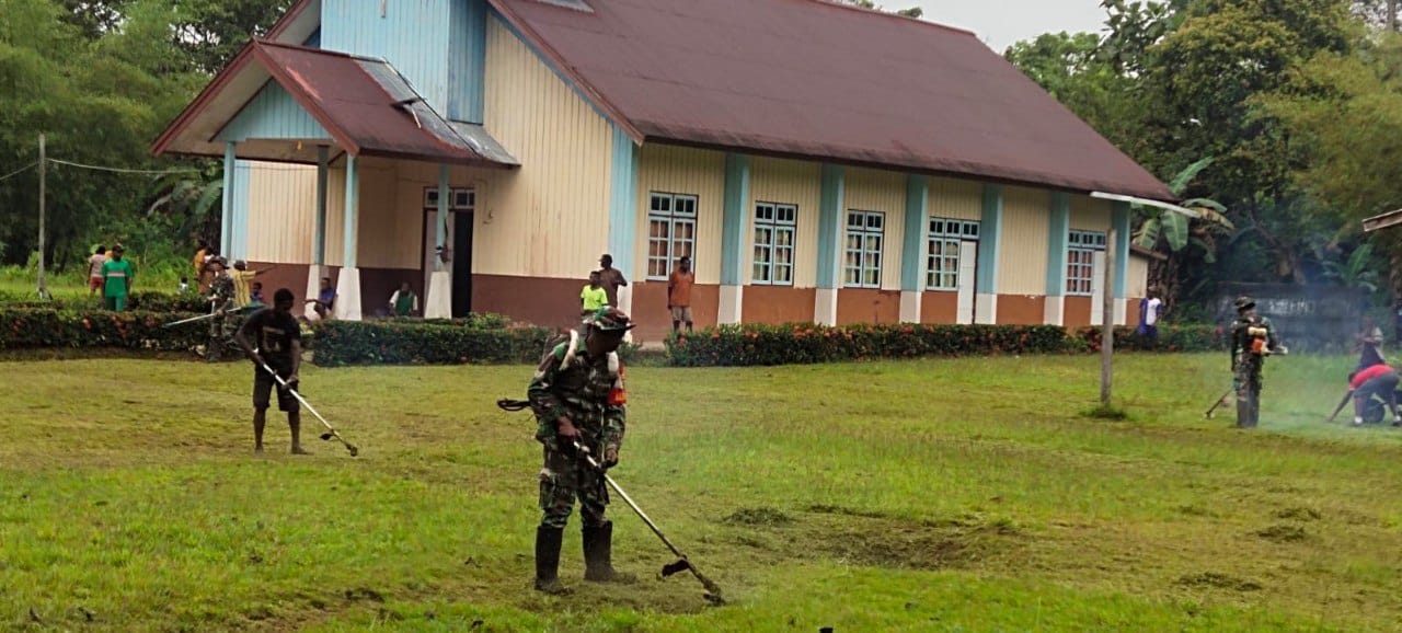 Babinsa Posramil Jita Bersama Warga Laksanakan Kerja Bakti Bersihkan Lingkungan Gereja