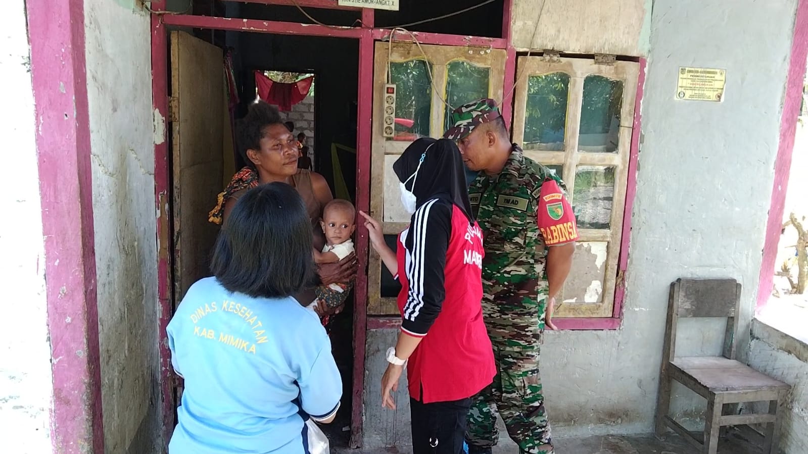 Bersama Nakes, Babinsa Koramil 07/Mapurujaya Kunjungi Anak Asuh Stunting