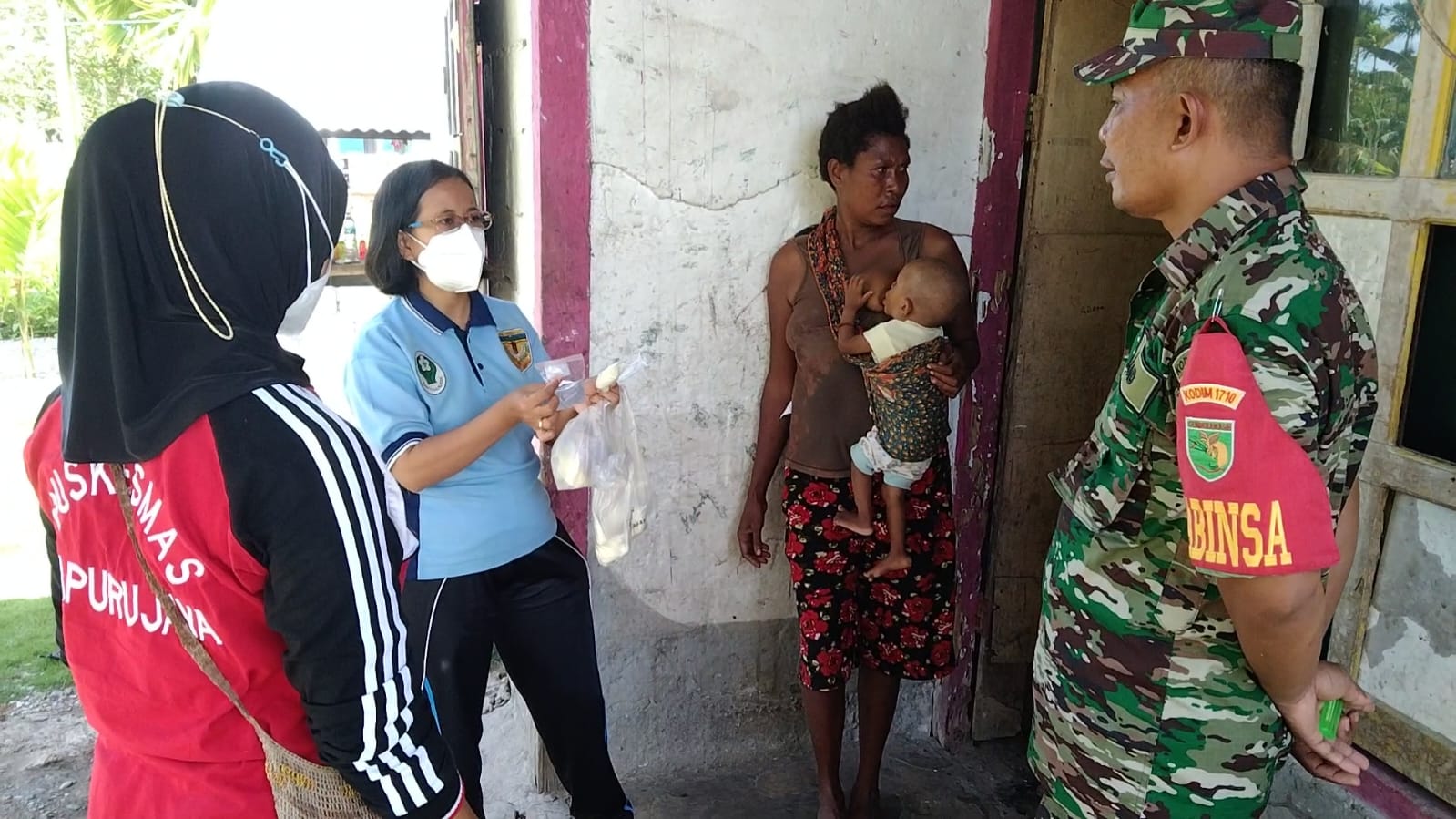 Bersama Nakes, Babinsa Koramil 07/Mapurujaya Kunjungi Anak Asuh Stunting