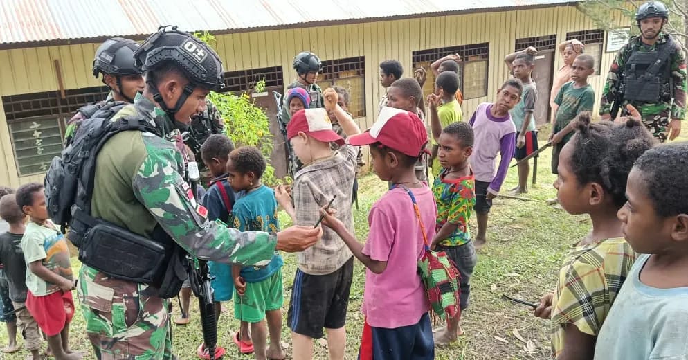 SDN Yalipak Distrik Pirime Dibantu Satgas Yonif Mekanis 203/AK Pos Prime Dalam Memberikan Pelajaran Dasar di Sekolah