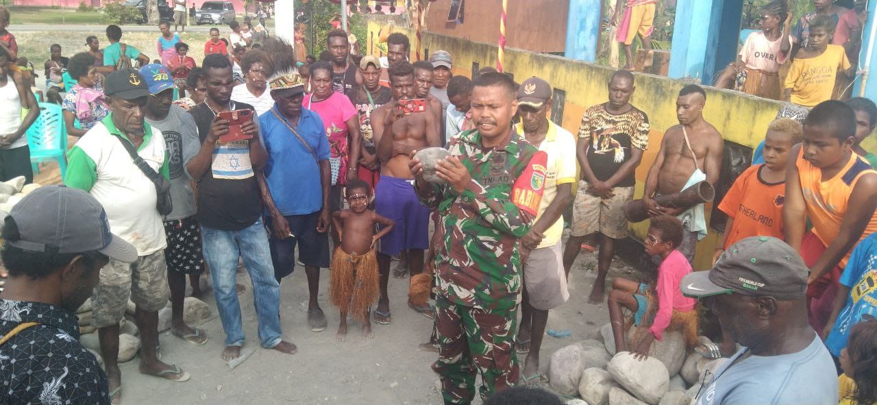 Wujud Dukungan Program Pembangunan, Babinsa Koramil 1710-07/Mapurujaya Hadiri Acara Peletakan Batu Pertama Pembangunan Kantor Balai Kampung