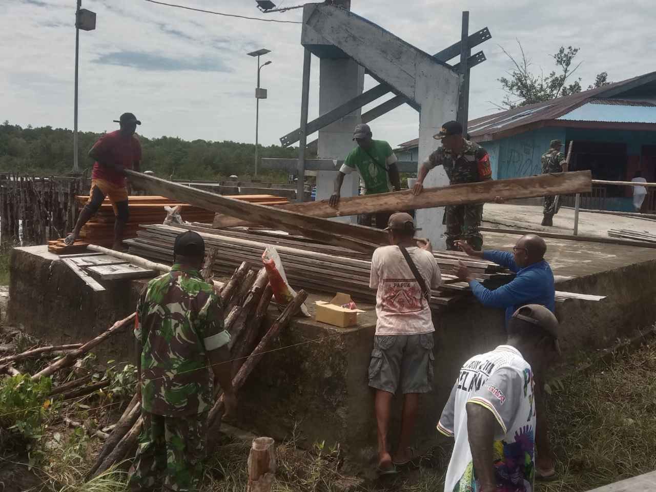 Babinsa Koramil Kokonao Ajak Warga Perbaiki Tanggul