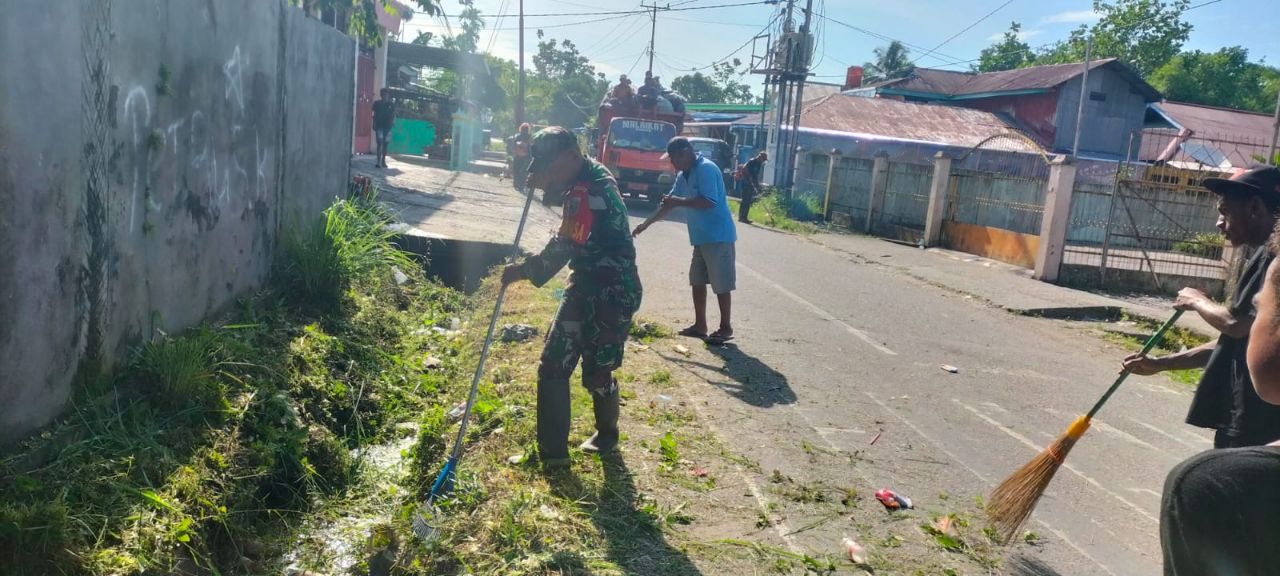 Babinsa Timika Bersama Warga Gotong Royong Bersihkan Jalan