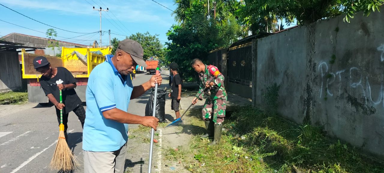 Babinsa Timika Bersama Warga Gotong Royong Bersihkan Jalan