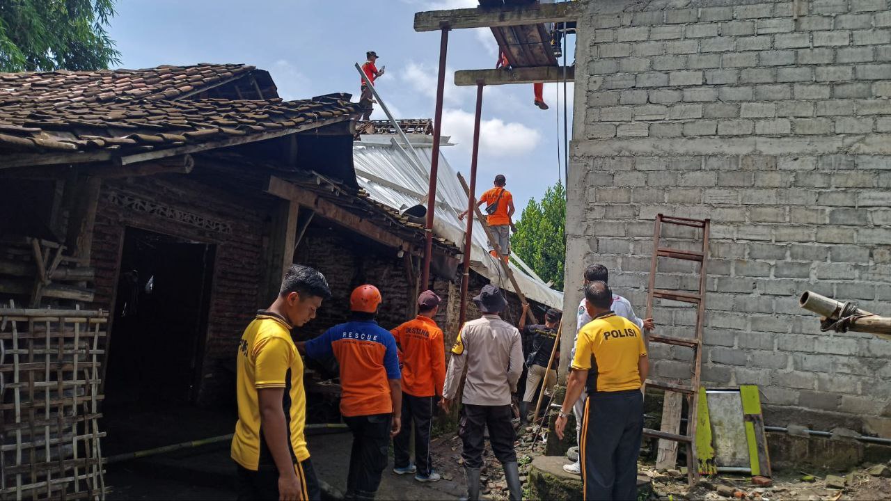 Polres Madiun Gotong Royong Bantu Korban Angin Puting Beliung