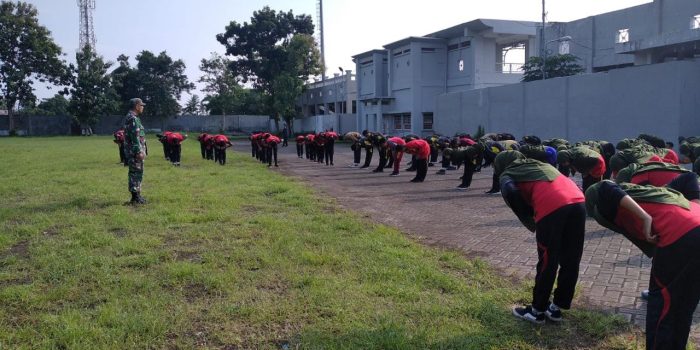 Babinsa Masuk Sekolah Serma Dani Rusmana Tanamkan Kedisiplinan Waktu Kepada Siswa