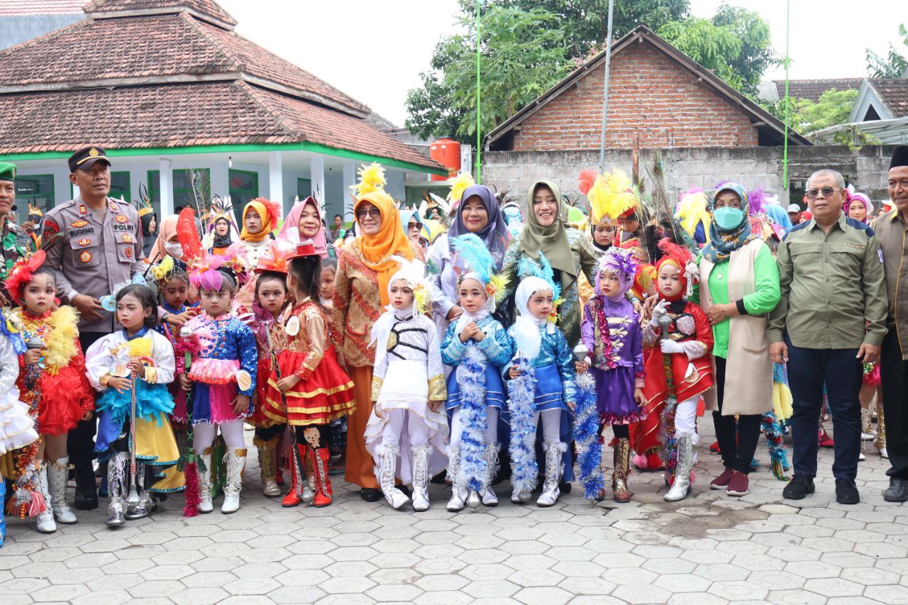 Buka MTs Ronas Street Parade, Bupati Ikfina Harapkan Jadi Ajang Asah Kreatifitas Anak