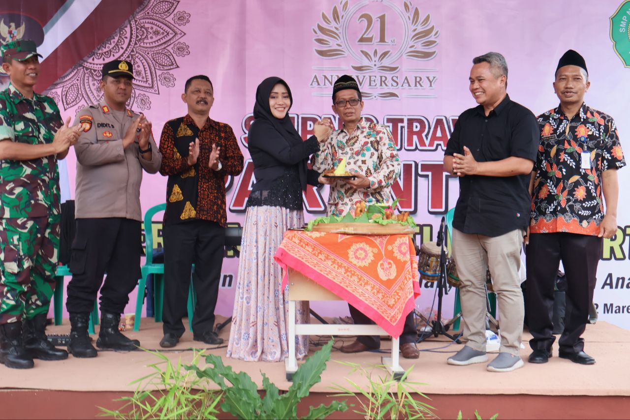 Dies Natalis SMPN 2 Trawas, Bupati Ikfina Minta Orang Tua dan Pihak Sekolah Ciptakan Lingkungan Pendidikan yang Nyaman