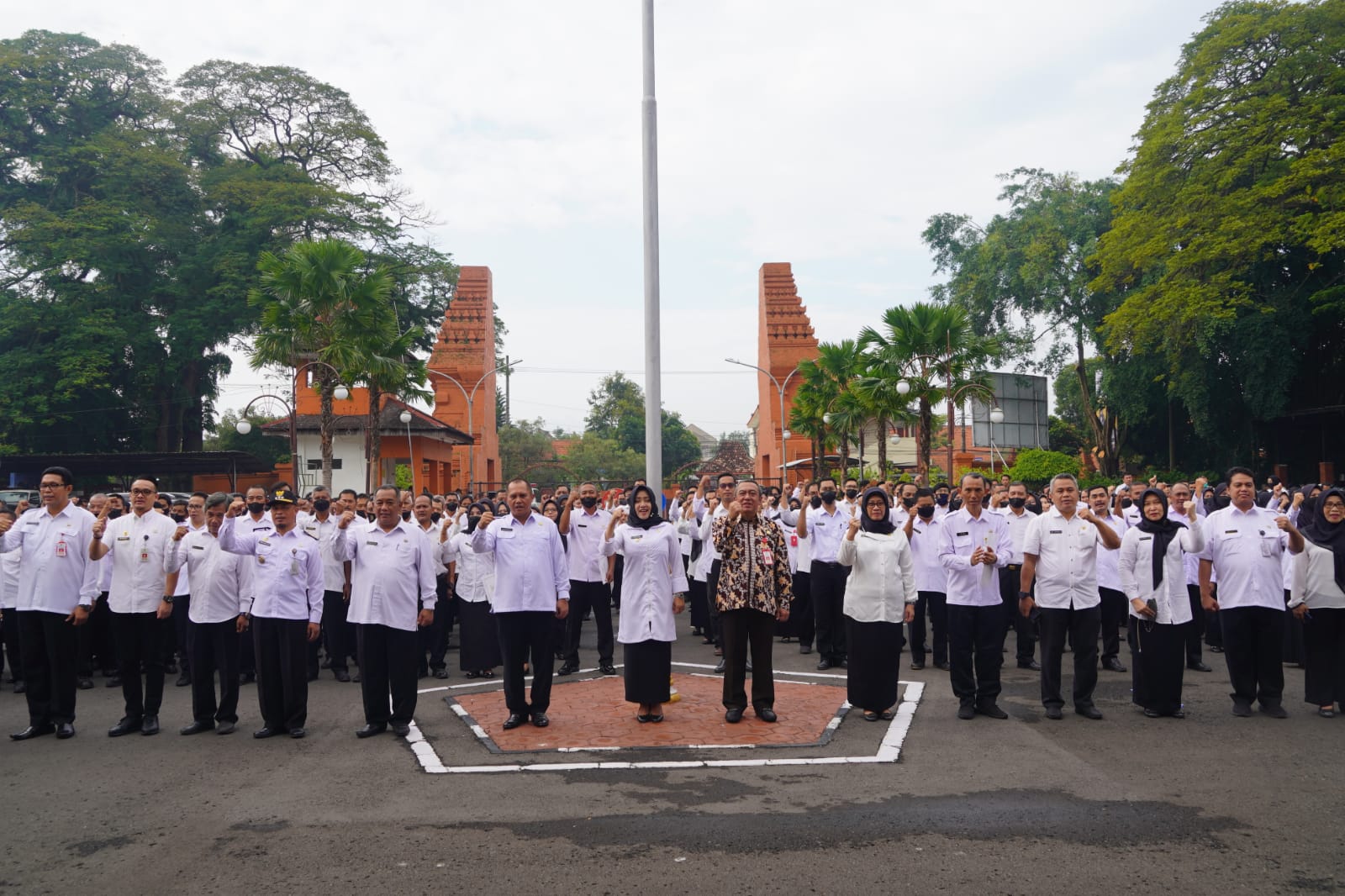 Serahkan SK Kenaikan Pangkat Kepada 789 PNS, Bupati Ikfina Berpesan Untuk Tingkatkan Profesionalisme dan Kinerja