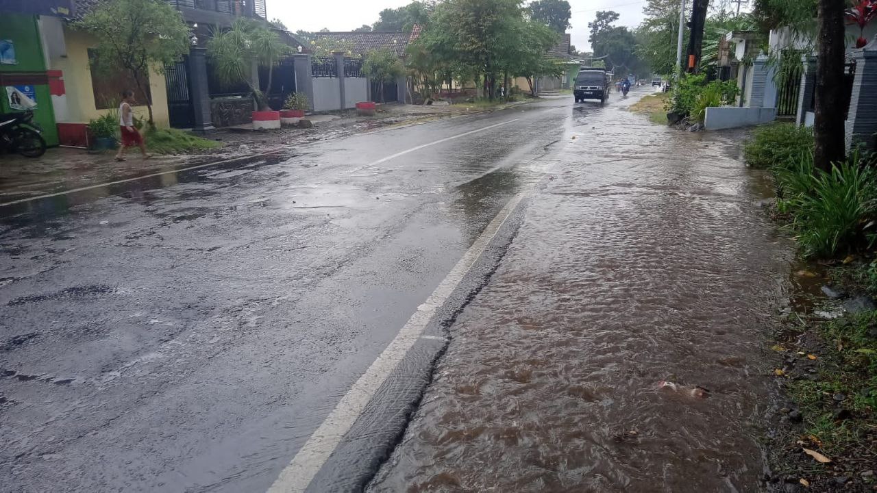 Diguyur Hujan Kurang Dari 30 Menit Jalan Raya Sempu Tergenang Air