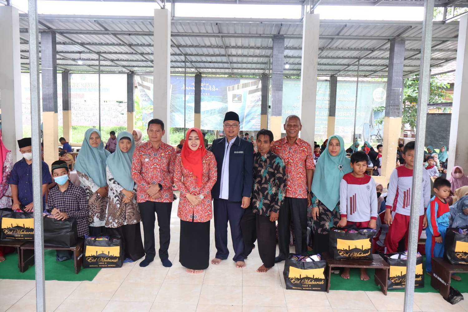 Safari Ramadhan di Sooko, Bupati Ikfina Berbagi Kebahagiaan bersama Siswa SLB