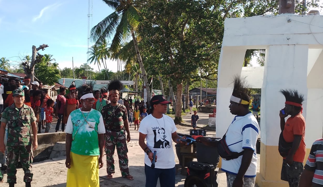 Babinsa Kokonao Kawal Arak-Arakan Salib Indonesian Youth Day