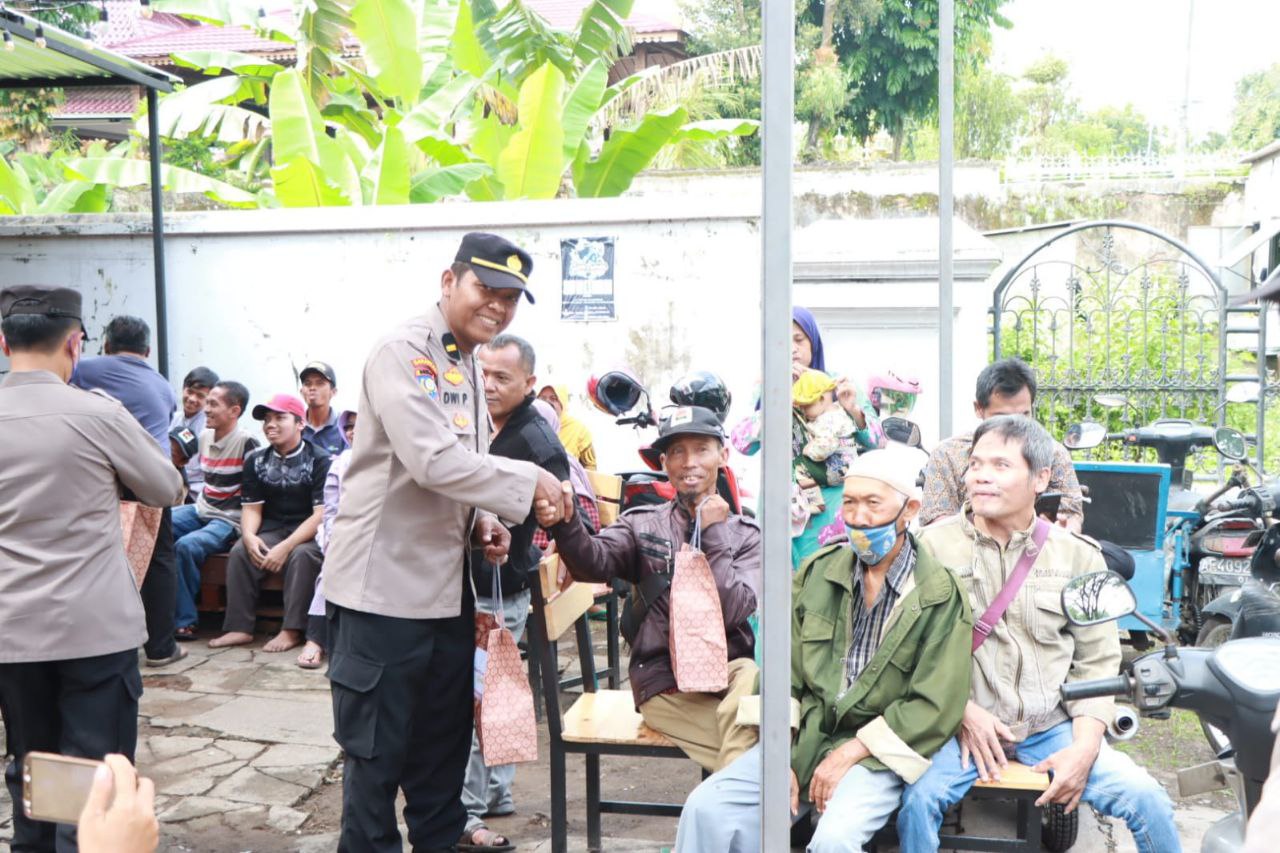 Penyandang Disabilitas Menerima Bansos dari Polres Nganjuk