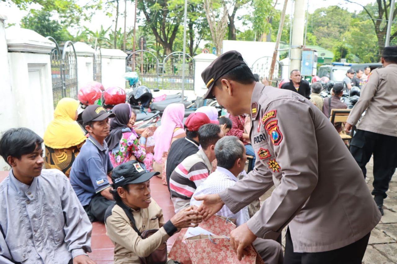 Penyandang Disabilitas Menerima Bansos dari Polres Nganjuk