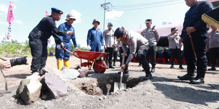 Kapolda Jatim Letakkan Batu Pertama Pembangunan Masjid Al Arif Darmawan