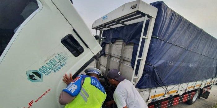 Salut, Anggota PJR Polda Jatim Jadi Montir Dadakan Saat Lihat Truk Mogok di Tol