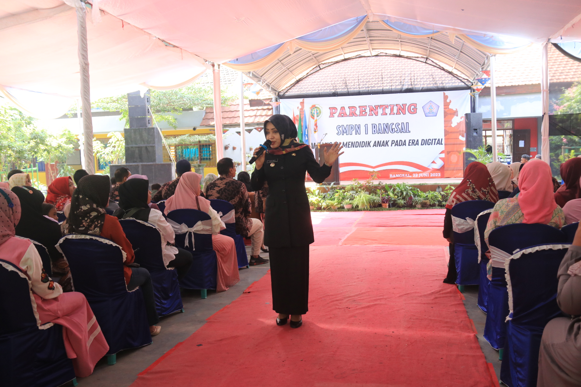 Terapkan Pola Asuh Yang Baik Dan Benar, Pemkab Mojokerto Gelar Seminar Parenting Bagi Orang Tua Siswa SMPN 1 Bangsal