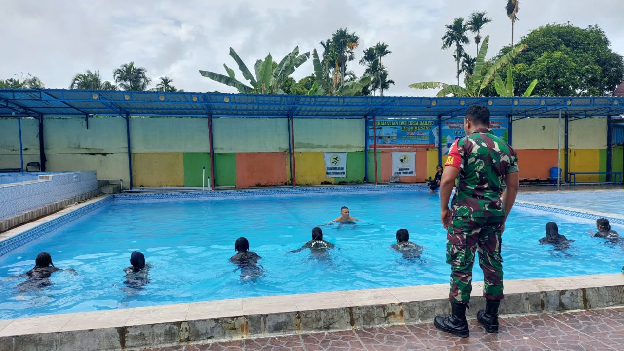 Babinsa Koramil 1710-02/Timika Latih Renang Dasar Siswa-Siswi SMA Taruna Timika