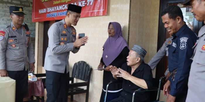 Kapolres Pamekasan Berikan Bantuan Kunjungi Purna Polri yang Sakit Menahun